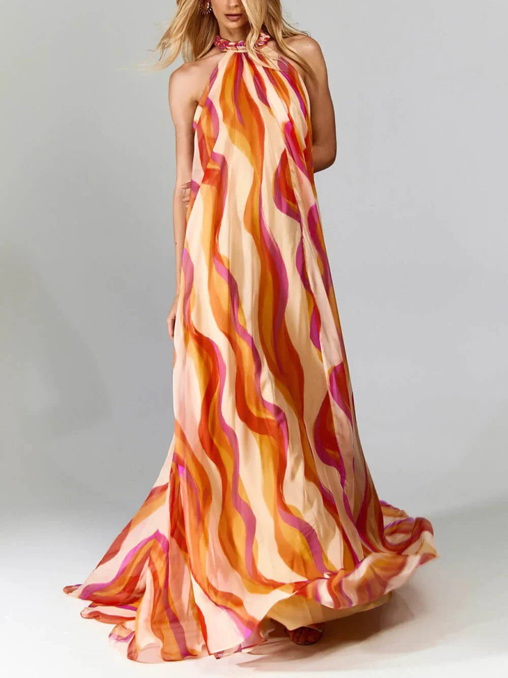 Elegantes Wave Print Halter Maxi
