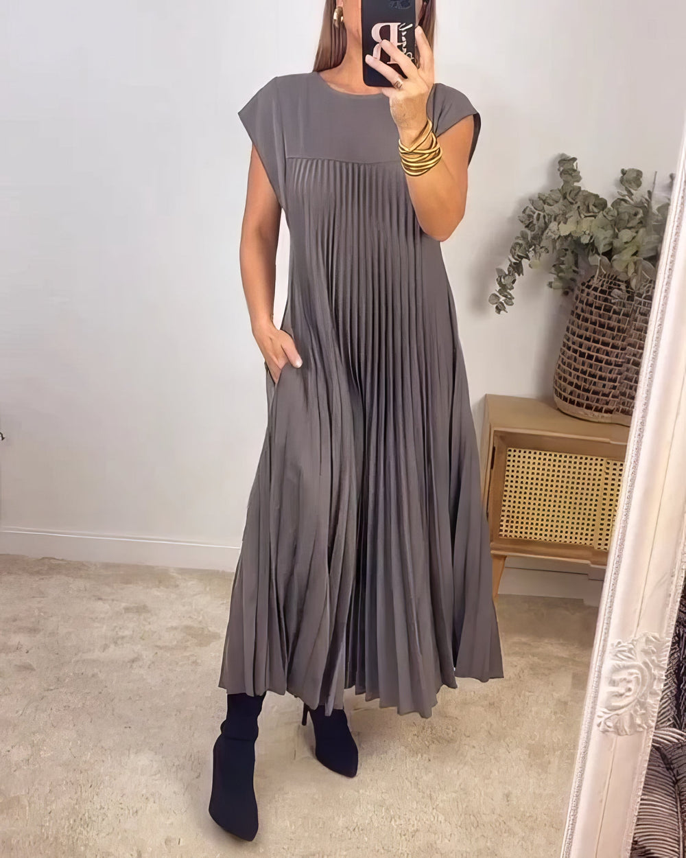 Eleonora Sleeveless Pleated Dress